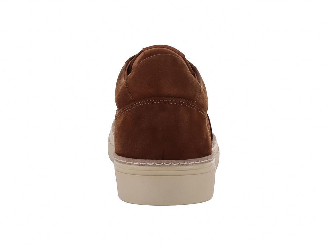 Tenis casuales de color marrón camel con suela color crema.
