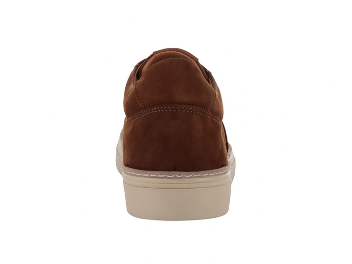 Tenis casuales de color marrón camel con suela color crema.
