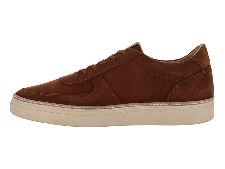 Tenis casuales de color marrón camel con suela color crema.