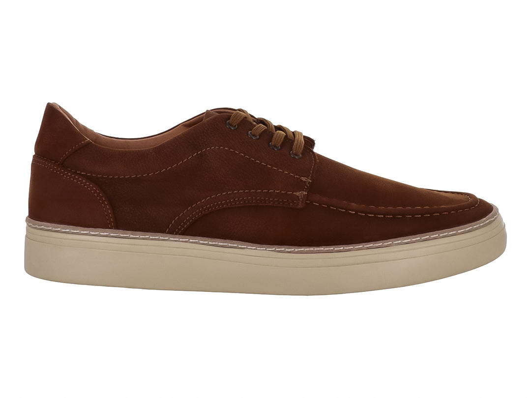 Zapato casual color camel con suela beige y cordones.