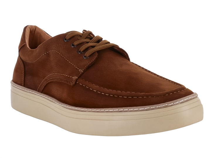 Zapato casual color camel con suela beige y cordones.