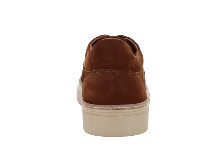 Zapato casual color camel con suela beige y cordones.