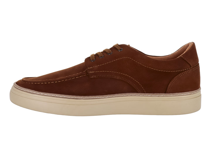 Zapato casual color camel con suela beige y cordones.