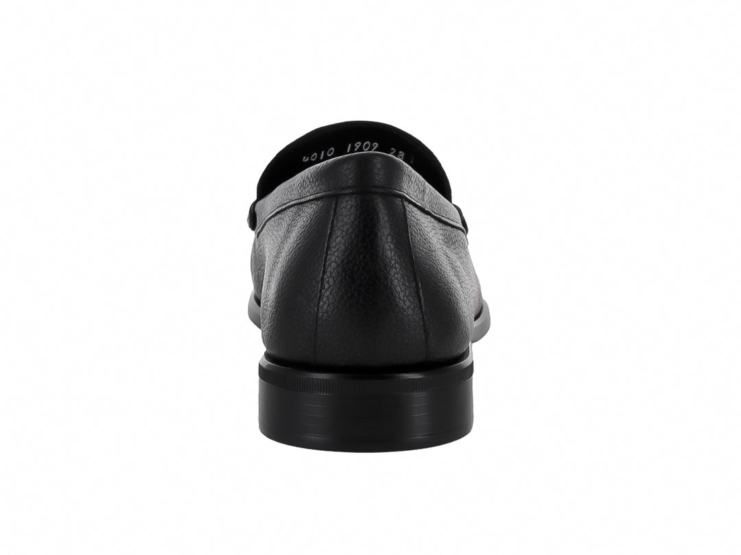 Zapato mocasín de cuero negro para hombre con detalle de hebilla y textura granulada.