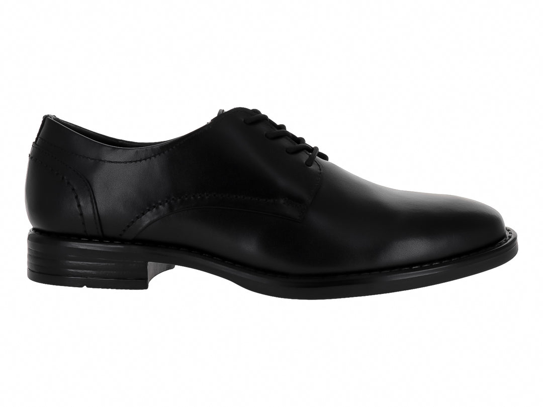 Zapato formal negro para niño con cordones y acabado liso.
