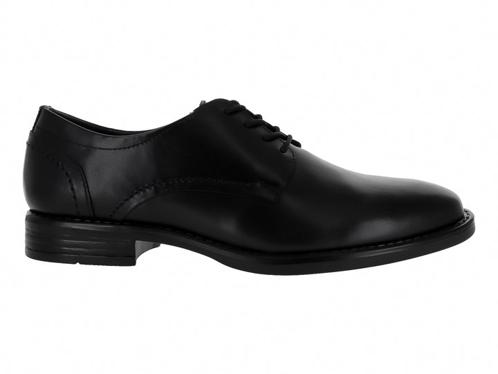 Zapato formal negro para niño con cordones y acabado liso.