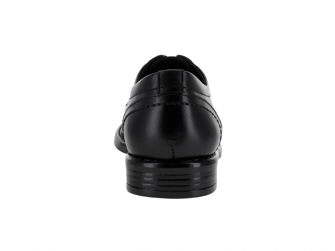 Zapato formal negro para niño con cordones y acabado liso.