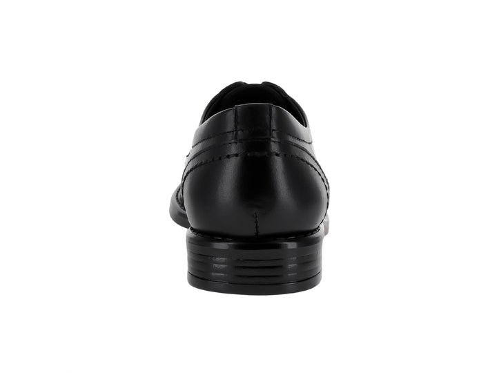 Zapato formal negro para niño con cordones y acabado liso.
