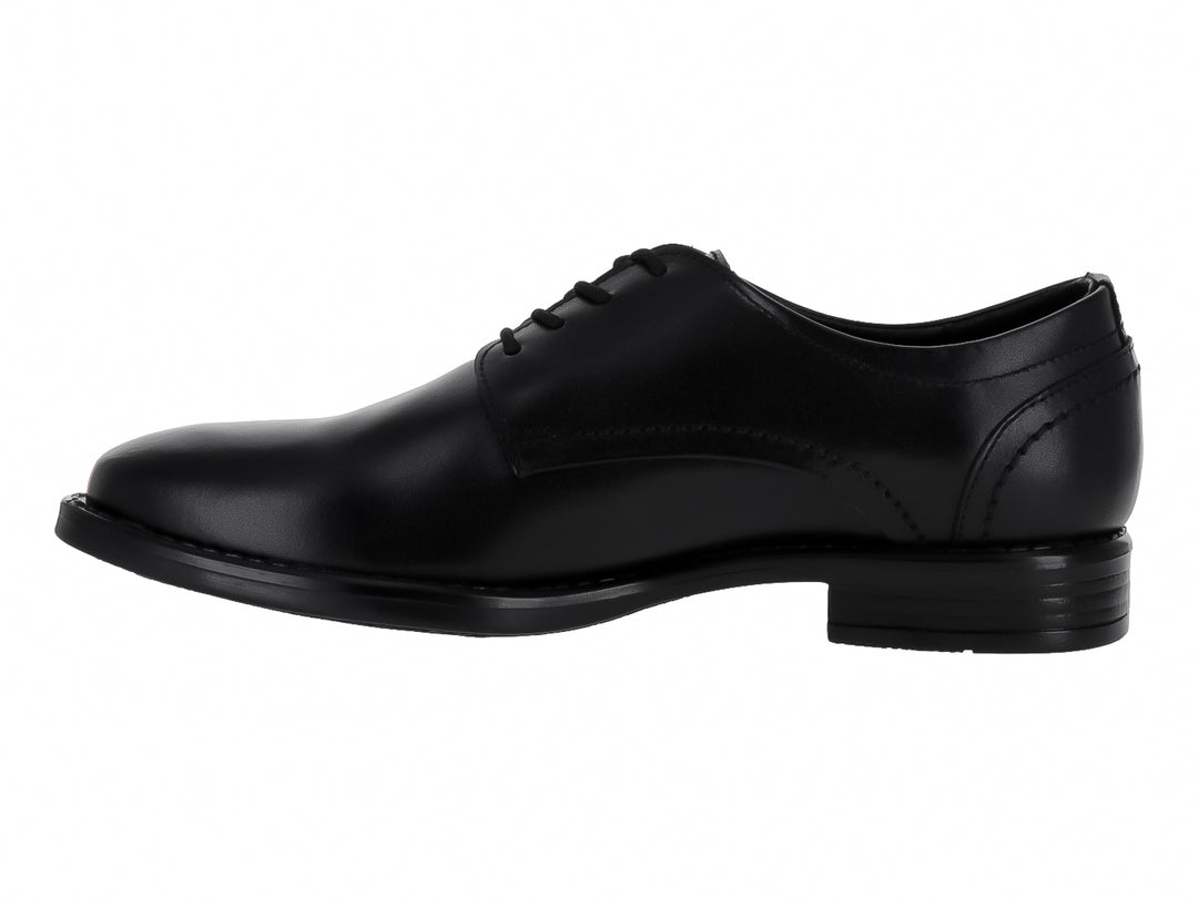 Zapato formal negro para niño con cordones y acabado liso.