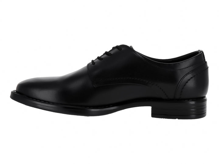 Zapato formal negro para niño con cordones y acabado liso.