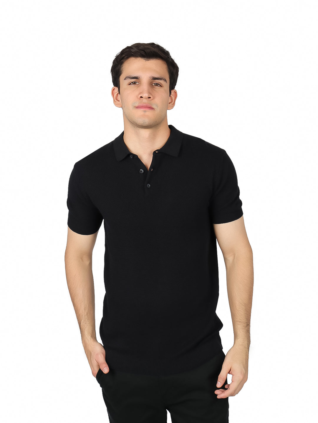 Hombre vistiendo una playera tipo polo de color negro, manga corta y cuello con botones sobre fondo blanco.