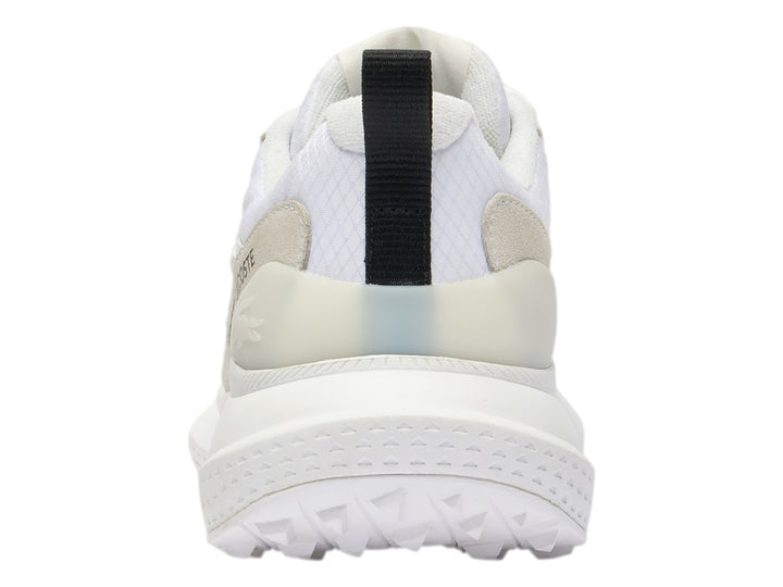 Tenis deportivos Lacoste color blanco con detalles en gris claro y suela blanca.