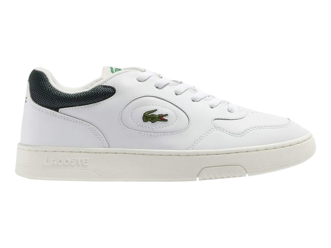 Tenis Lacoste blancos de cuero con detalles en verde oscuro y suela blanca.