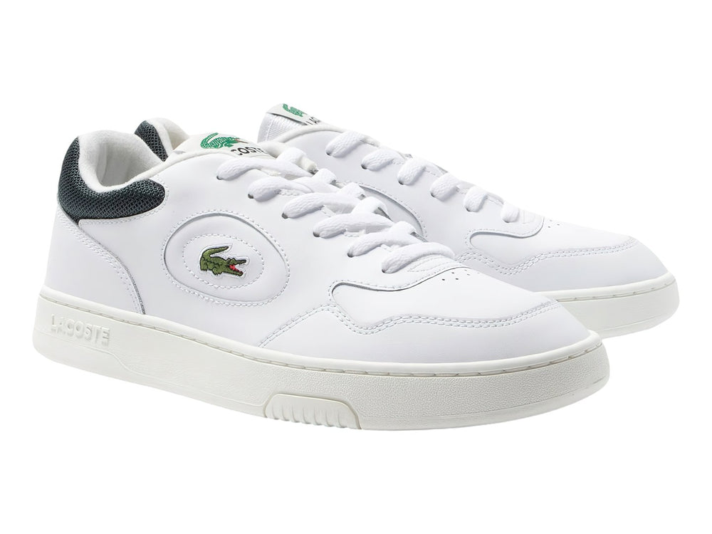 Tenis Lacoste blancos de cuero con detalles en verde oscuro y suela blanca.