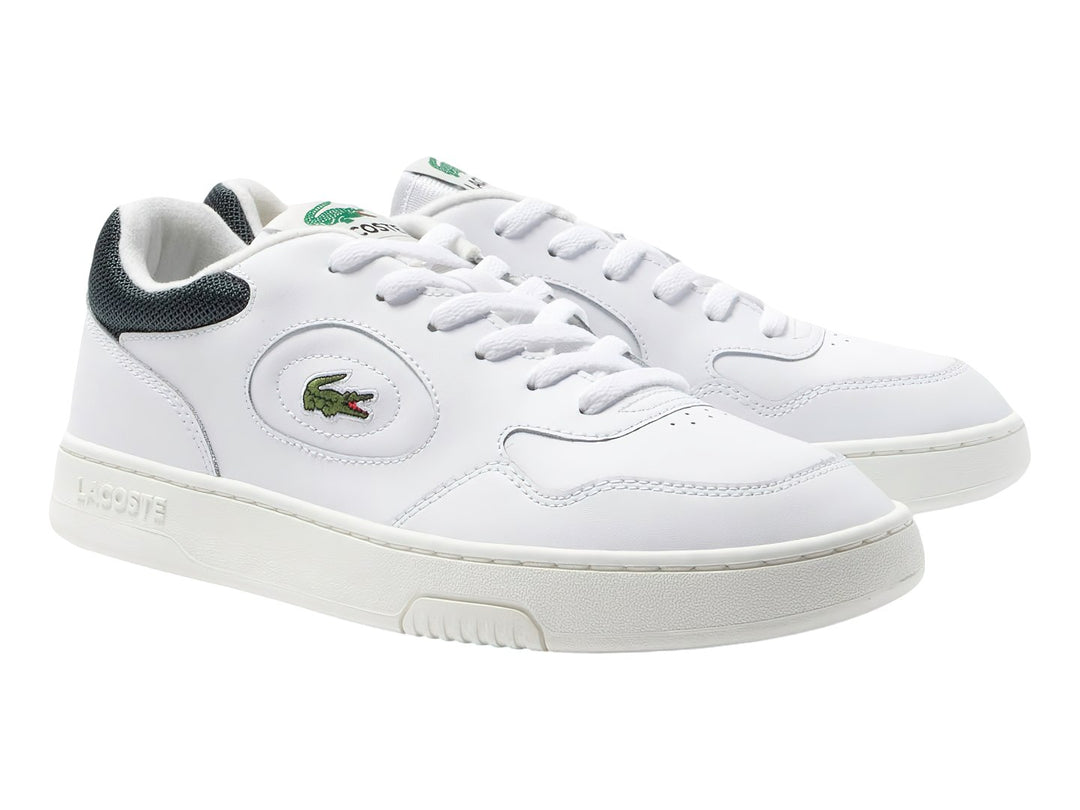 Tenis Lacoste blancos de cuero con detalles en verde oscuro y suela blanca.