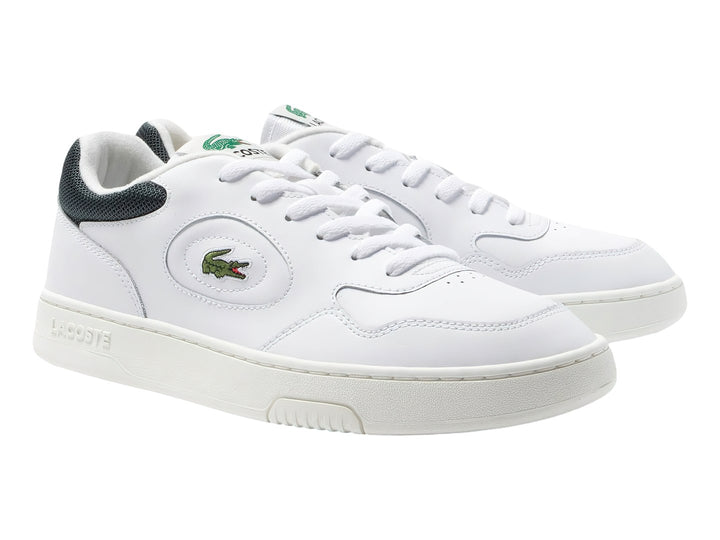 Tenis Lacoste blancos de cuero con detalles en verde oscuro y suela blanca.
