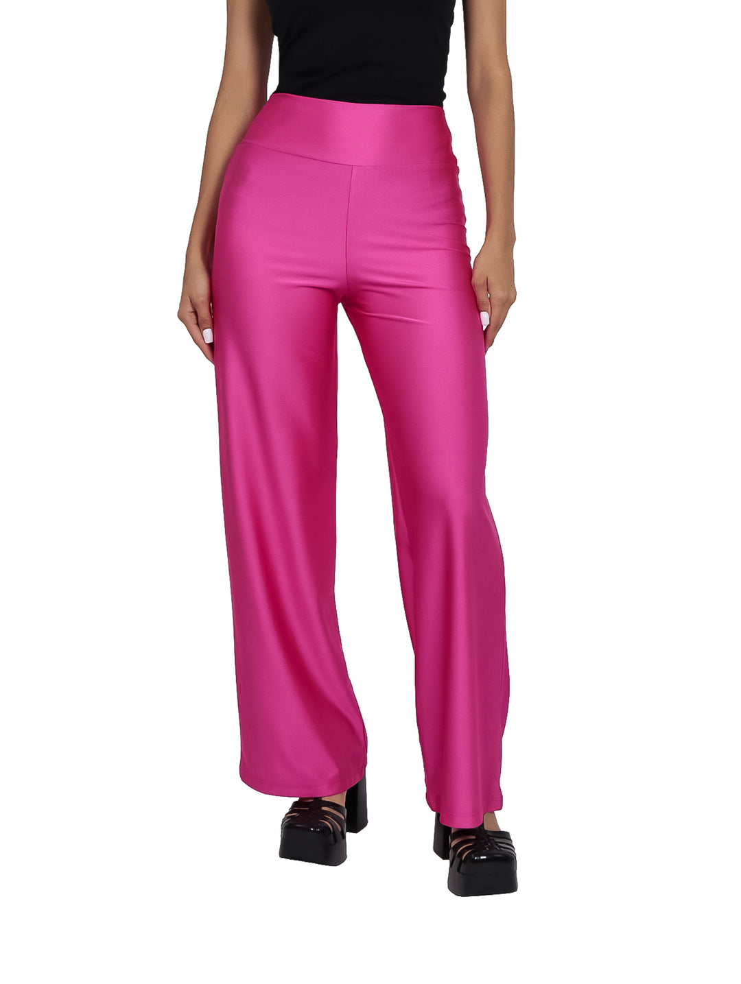 Mujer vistiendo un pantalón recto de color fiusha brillante con talle alto.