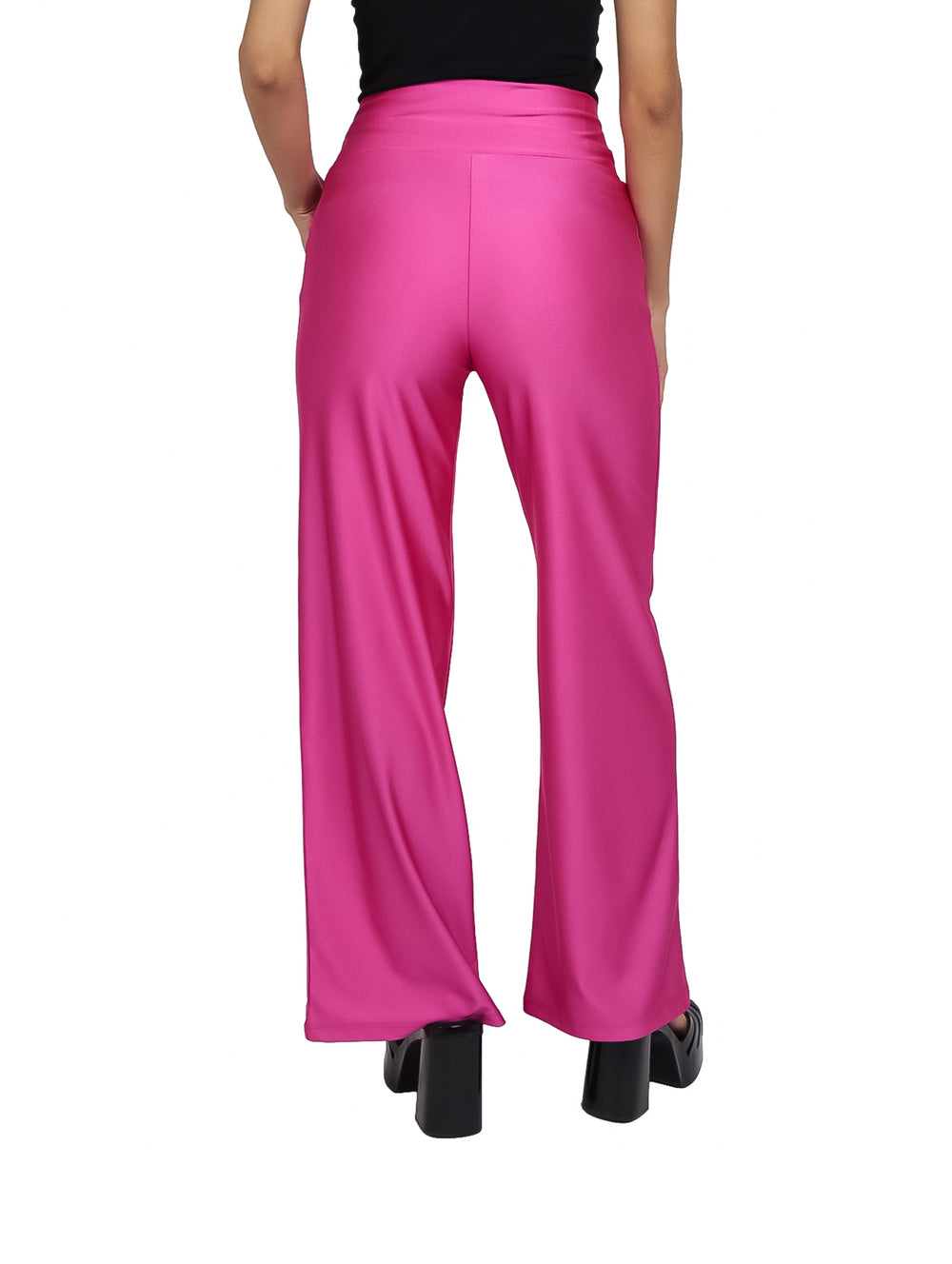 Mujer vistiendo un pantalón recto de color fiusha brillante con talle alto.