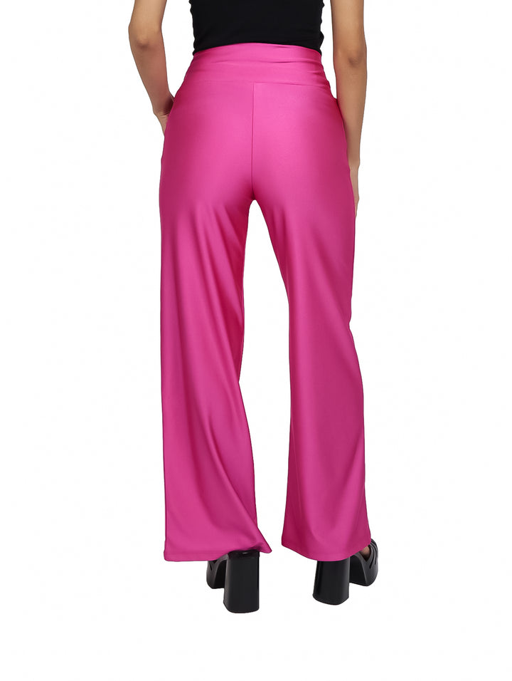 Mujer vistiendo un pantalón recto de color fiusha brillante con talle alto.