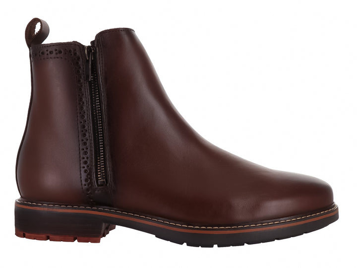 Bota Vertical modelo Momo en color nuez, de cuero liso con cierre lateral y suela negra.