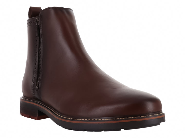 Bota Vertical modelo Momo en color nuez, de cuero liso con cierre lateral y suela negra.