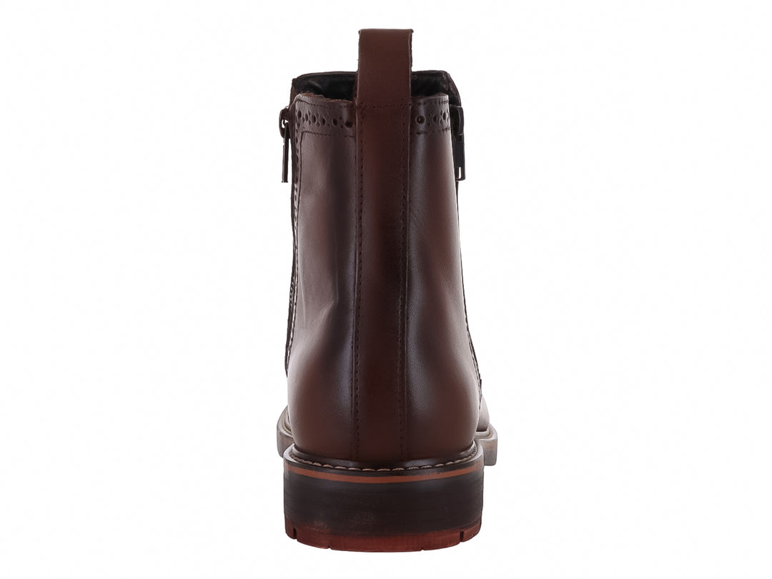 Bota Vertical modelo Momo en color nuez, de cuero liso con cierre lateral y suela negra.