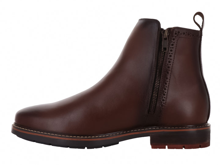 Bota Vertical modelo Momo en color nuez, de cuero liso con cierre lateral y suela negra.