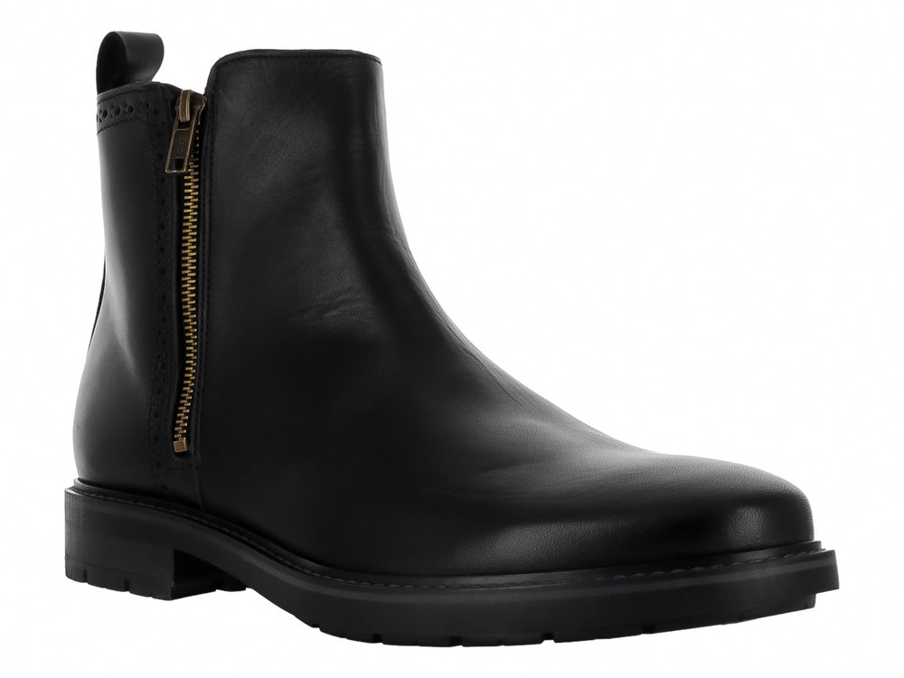 Botín negro de cuero para hombre con cierre lateral dorado y suela robusta sobre fondo blanco.