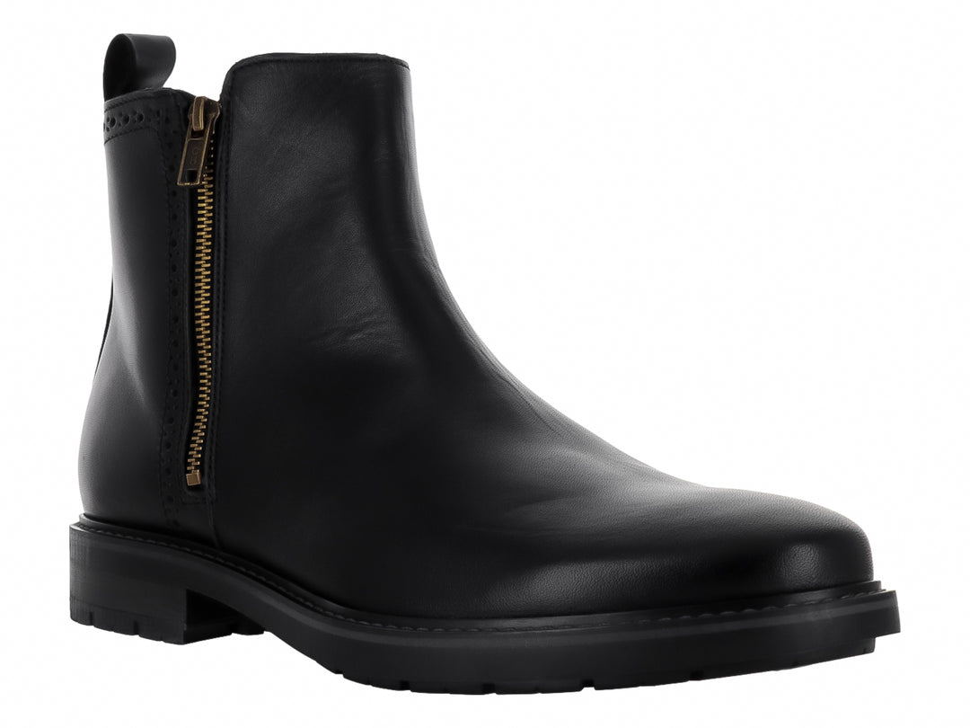 Botín negro de cuero para hombre con cierre lateral dorado y suela robusta sobre fondo blanco.