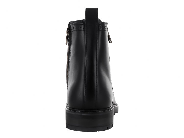 Botín negro de cuero para hombre con cierre lateral dorado y suela robusta sobre fondo blanco.