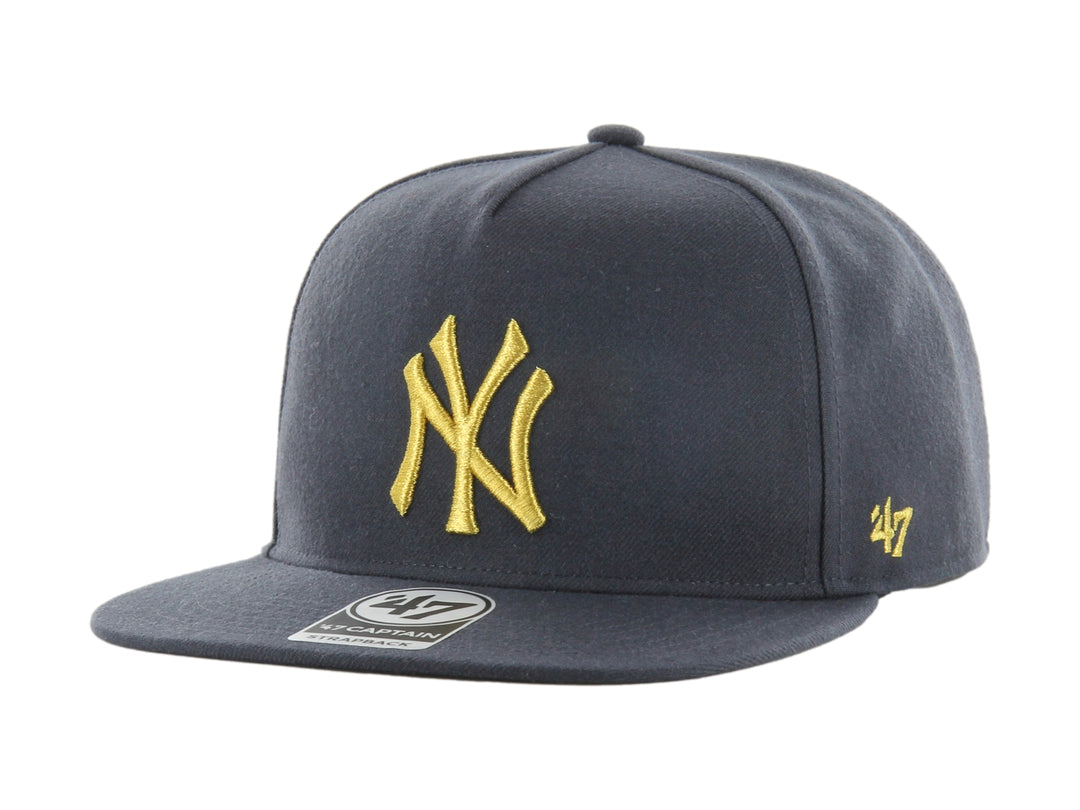 Gorra de béisbol azul marino con logotipo NY bordado en dorado y visera plana.