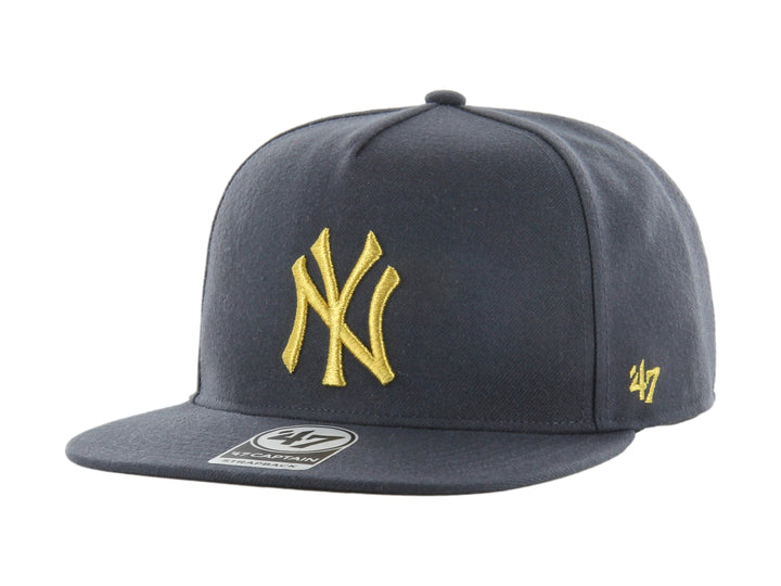Gorra de béisbol azul marino con logotipo NY bordado en dorado y visera plana.