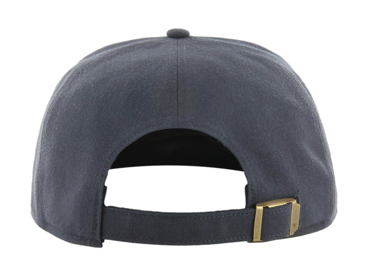 Gorra de béisbol azul marino con logotipo NY bordado en dorado y visera plana.