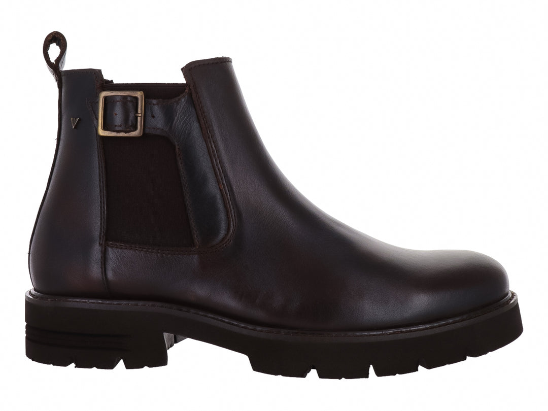 Bota de cuero color cognac con suela track y detalle de hebilla lateral.