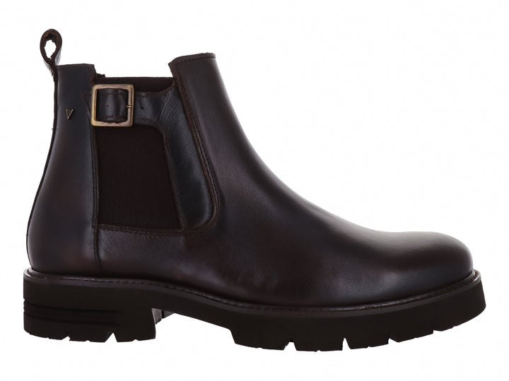 Bota de cuero color cognac con suela track y detalle de hebilla lateral.