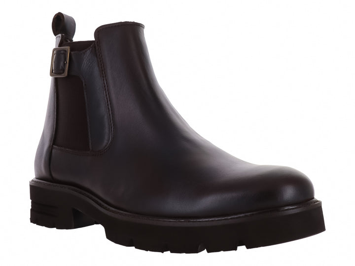 Bota de cuero color cognac con suela track y detalle de hebilla lateral.