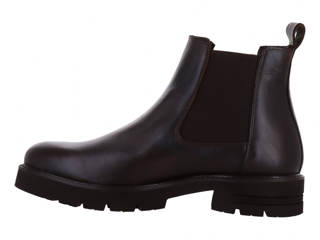 Bota de cuero color cognac con suela track y detalle de hebilla lateral.