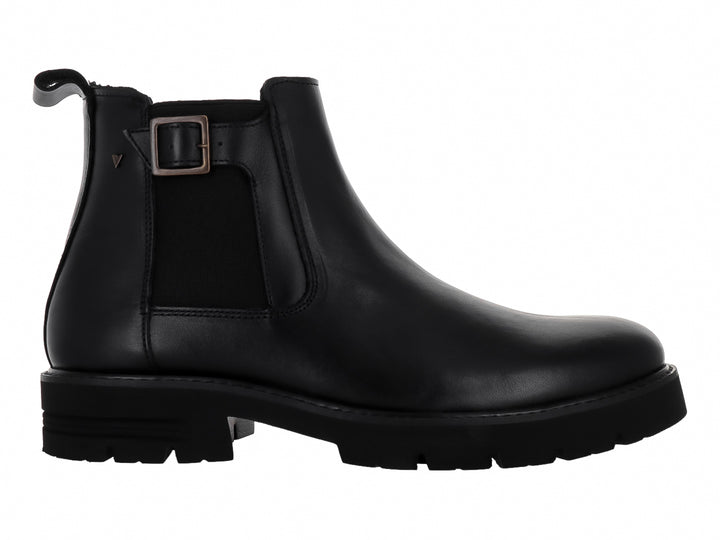 Bota negra de cuero para hombre con detalle de hebilla lateral y suela gruesa dentada.