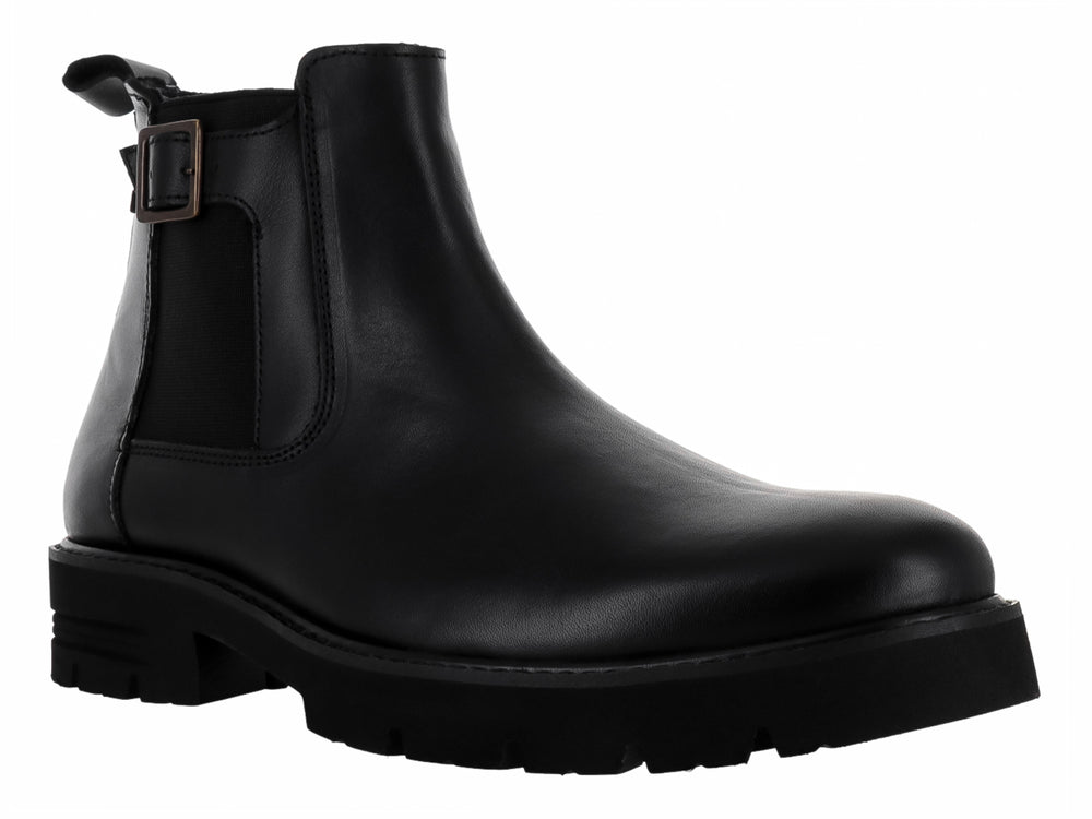 Bota negra de cuero para hombre con detalle de hebilla lateral y suela gruesa dentada.