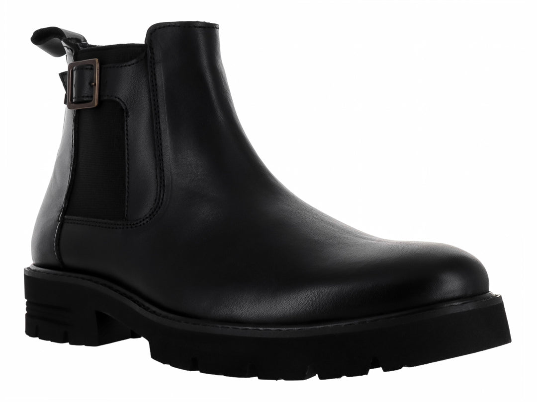 Bota negra de cuero para hombre con detalle de hebilla lateral y suela gruesa dentada.