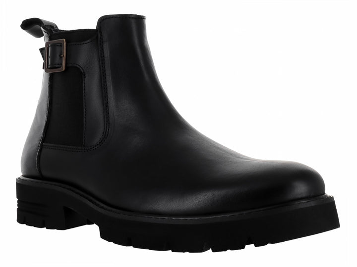 Bota negra de cuero para hombre con detalle de hebilla lateral y suela gruesa dentada.