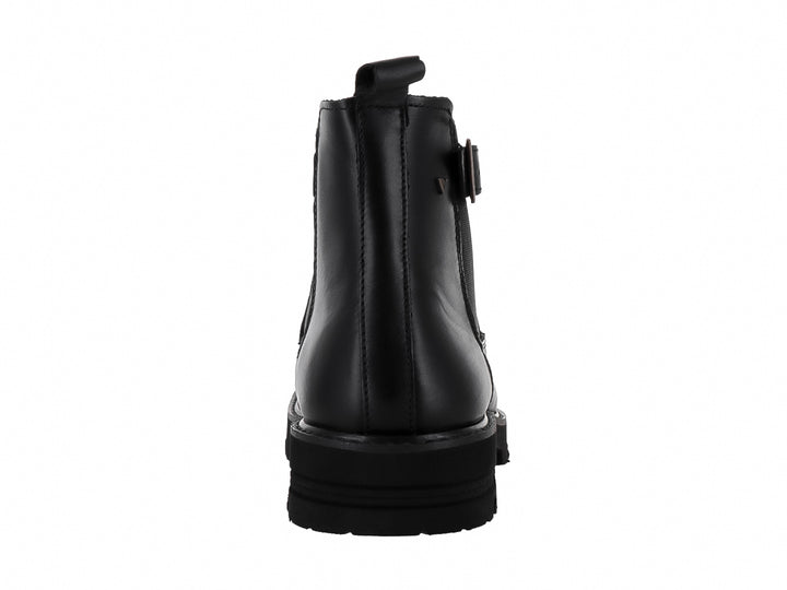 Bota negra de cuero para hombre con detalle de hebilla lateral y suela gruesa dentada.