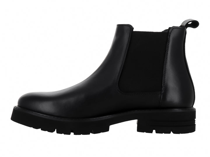 Bota negra de cuero para hombre con detalle de hebilla lateral y suela gruesa dentada.