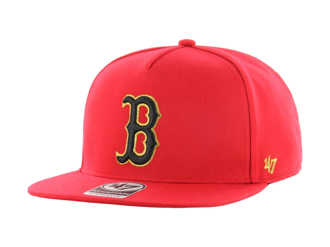 Gorra de béisbol roja de la marca 47 Brand con logotipo bordado en negro y dorado en el frente.