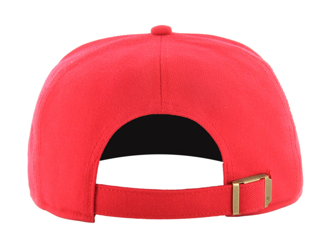 Gorra de béisbol roja de la marca 47 Brand con logotipo bordado en negro y dorado en el frente.