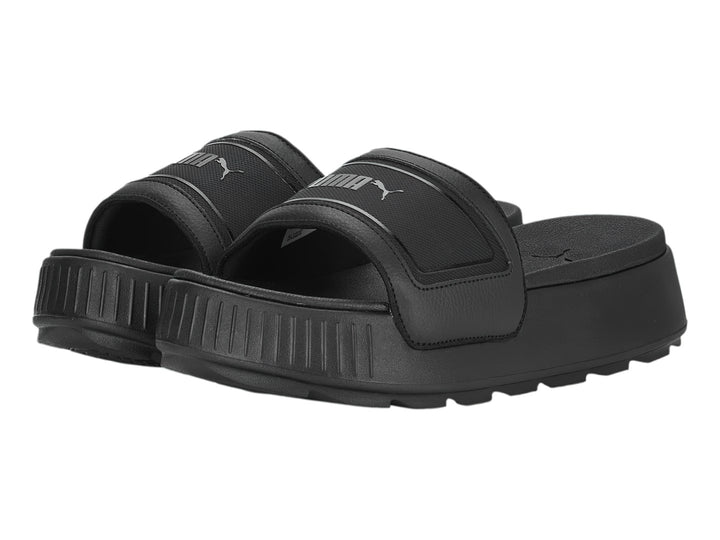 Sandalia PUMA Karmen Slide en color negro total con suela de plataforma y banda superior ancha.