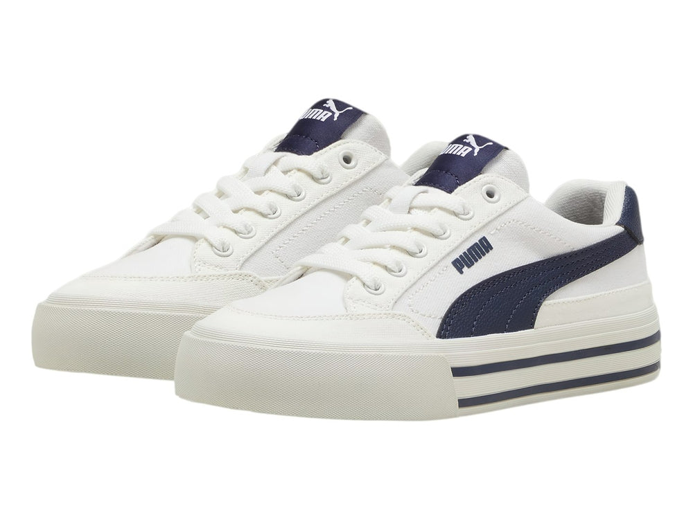 Tenis PUMA Court Classic Vulc FS JR en color blanco con detalles en azul marino y suela blanca.