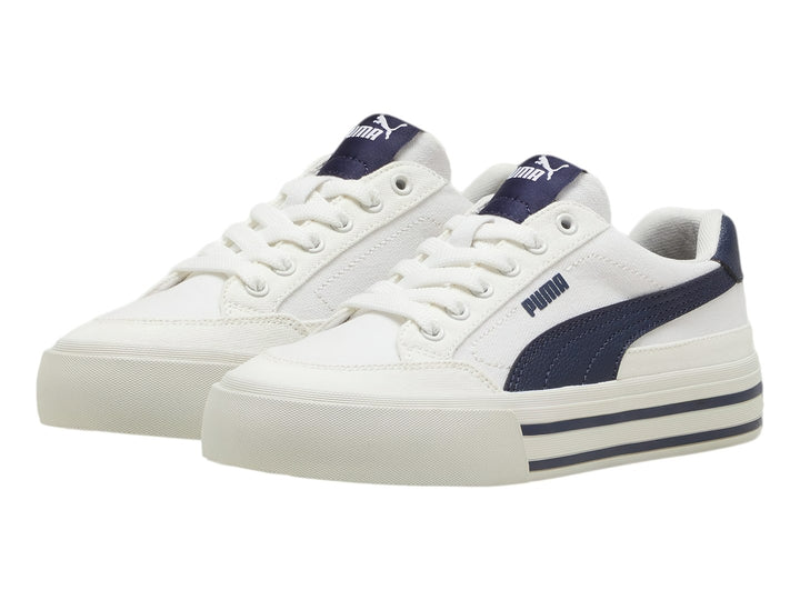 Tenis PUMA Court Classic Vulc FS JR en color blanco con detalles en azul marino y suela blanca.