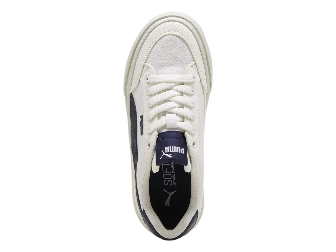 Tenis PUMA Court Classic Vulc FS JR en color blanco con detalles en azul marino y suela blanca.