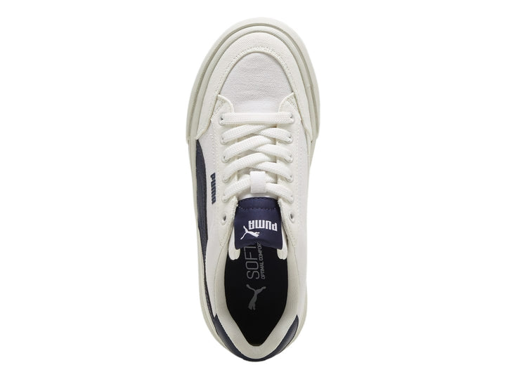Tenis PUMA Court Classic Vulc FS JR en color blanco con detalles en azul marino y suela blanca.
